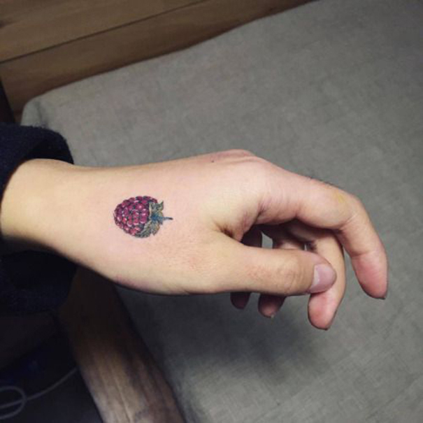 tatuagem de baga na mão 