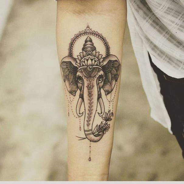tatuagem hindu no braço 