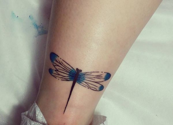 Tatuagem de libélula na perna 