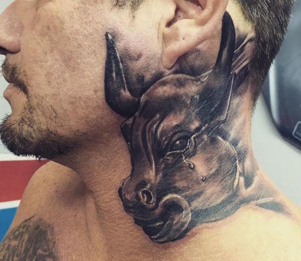 Tatuagem de desenho de touro ao redor do pescoço 