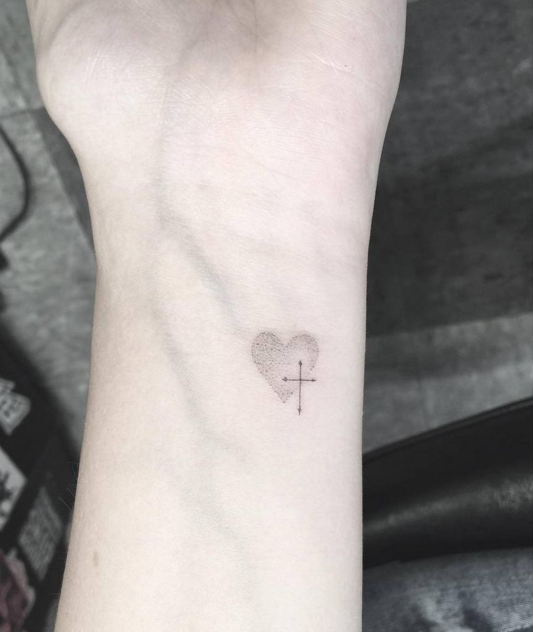 desenhos-de-tatuagens-geométrica-filigrana-dr-woo-coração-cruz 