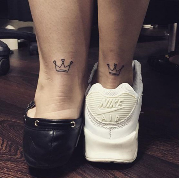 tatuagem de coroa a pé 