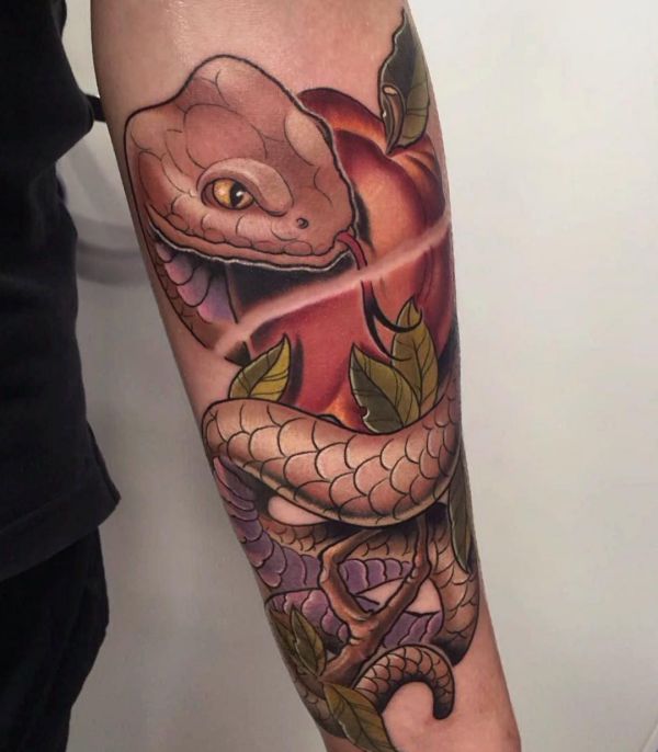 Apple com tatuagem de cobra no antebraço 