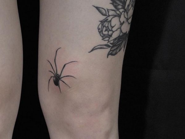 Desenho de tatuagem de aranha na perna