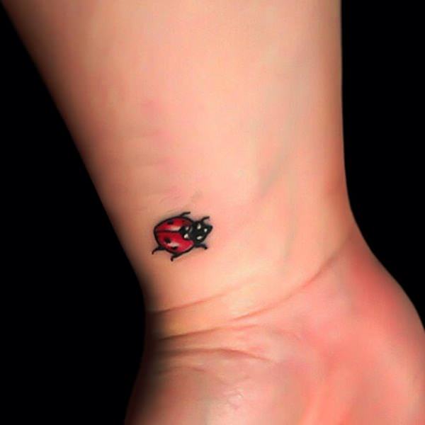 Pequenos desenhos de tatuagem de besouro são muito adequados colocados no pulso, porque seria fácil esconder com um relógio que usamos.  Este projeto é muito bonito para vestir uma menina que está com medo de mostrar sua tatuagem. 
