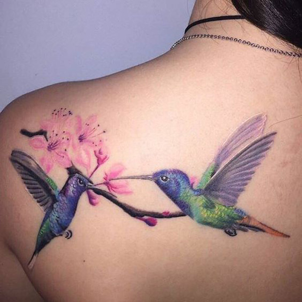 tatuagem de beija-flor nas costas 