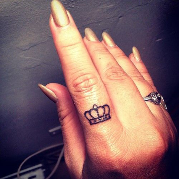 tatuagem de coroa no dedo 