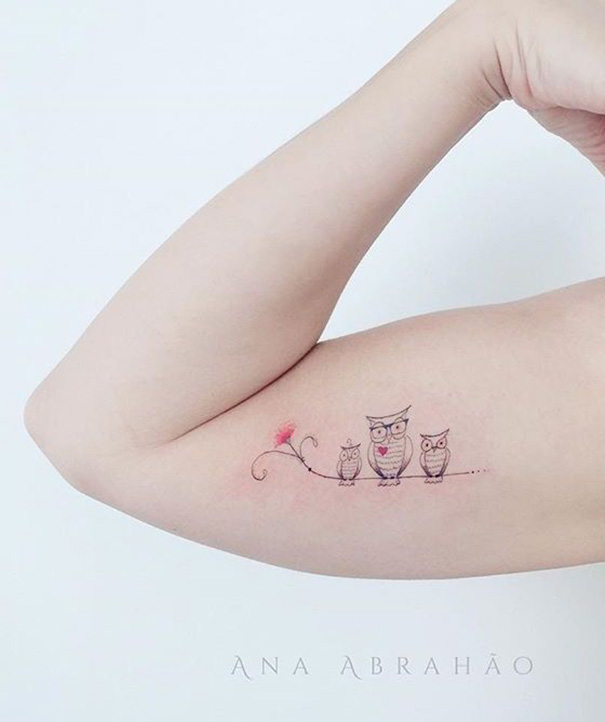 tatuagem de pássaros de família no braço 