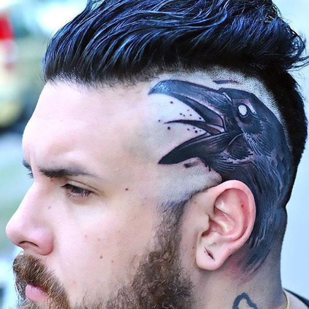 tatuagem de corvo na cabeça 