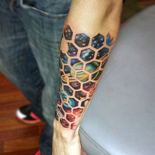 tatuagem de espaço colorido no braço 