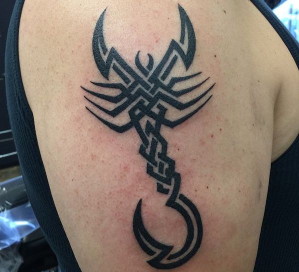 Tatuagem de escorpião tribal no braço 