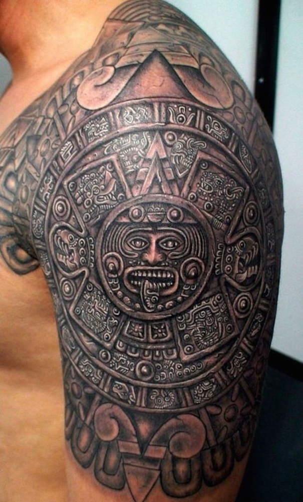tatuagem tribal maia no ombro 