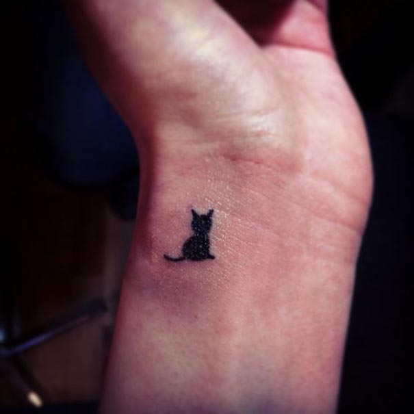 tatuagem de gato preto no pulso 