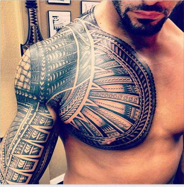 tatuagem samoana tribal no ombro 