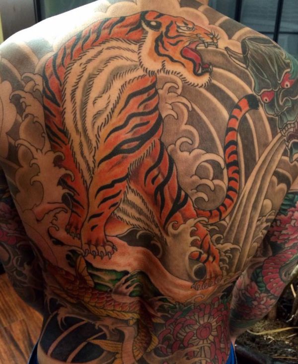 Design de tigre japonês nas costas 