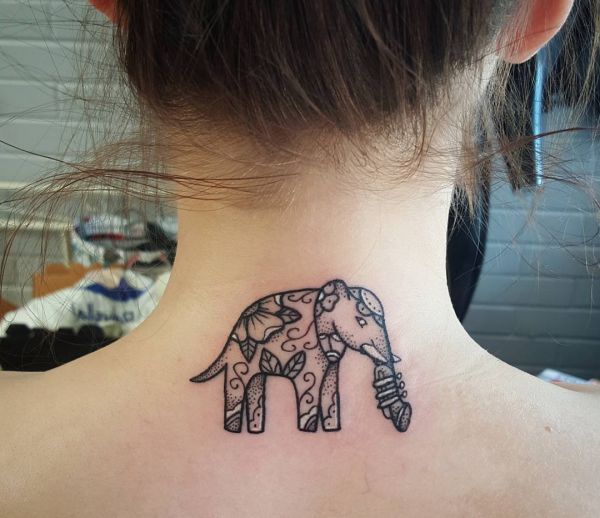 Design de flor de tatuagem de elefante no pescoço 