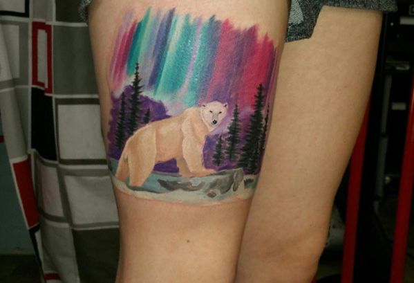 Projeto colorido do tatuagem do urso polar na coxa 