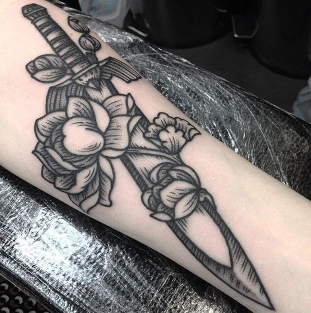 tatuagem de espada blackwork 