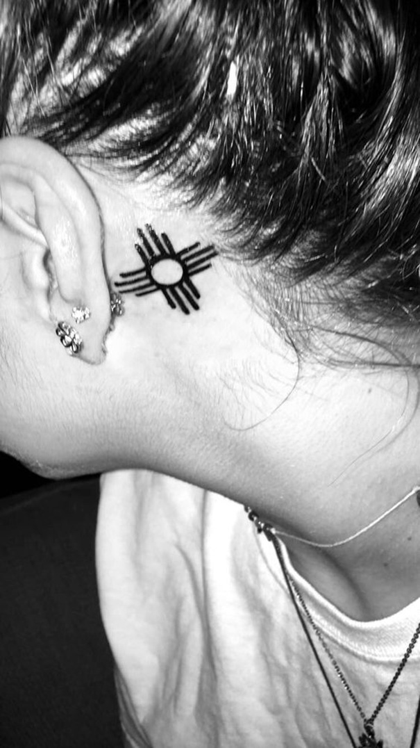 tatuagem de sol nativo americano atrás da orelha 