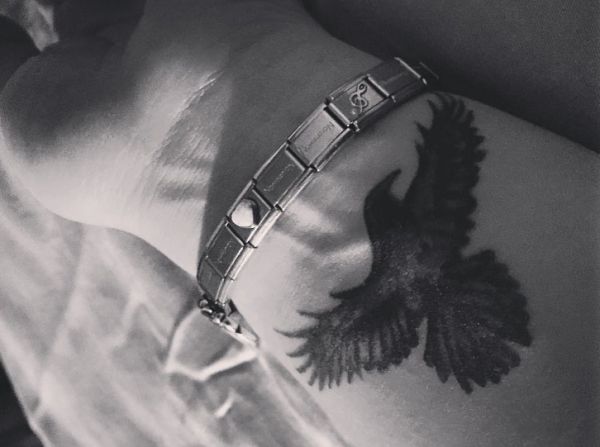 Tatuagem de corvo no pulso 