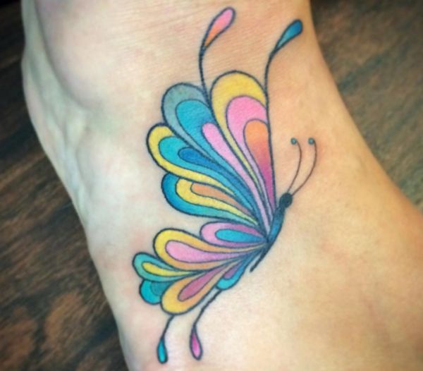 Desenho de borboleta colorida no pé 