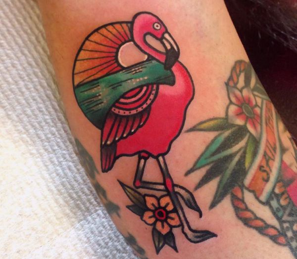 Tatuagem de flamingo colorido 