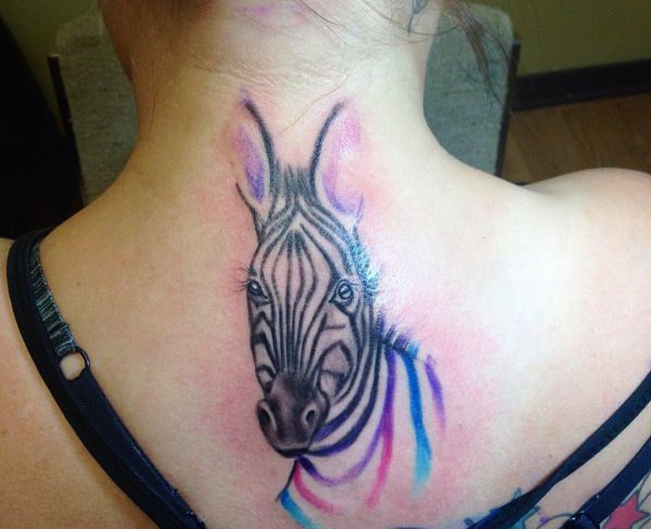 Design de zebra colorido no pescoço 