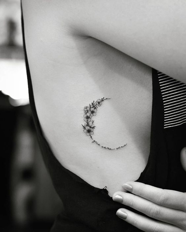 tatuagem de lua na costela 