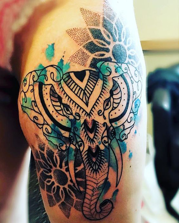 Tatuagem de elefante colorido 
