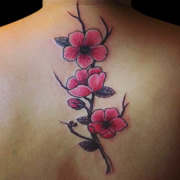 Flor de cerejeira se espalha nas suas costas e parte superior das costas. Sua cor pinky vai iluminar a pele pelo toque rosa. Esta flor japonesa é a escolha certa para tatuagem de mulheres. Flor simples e assim as mulheres parece. 