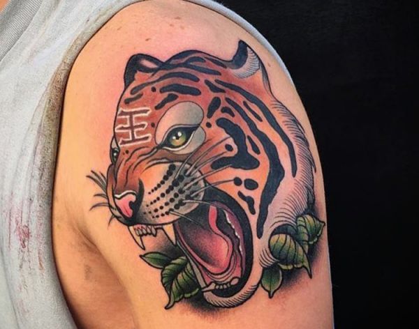Tatuagem de tigre chinês no braço 
