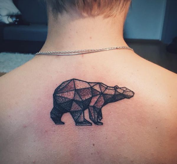 Tatuagem de urso polar de origami no pescoço 