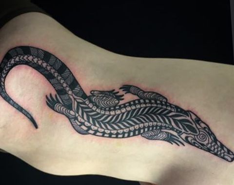 Motivos de tatuagem de crocodilo tribal nas costelas 