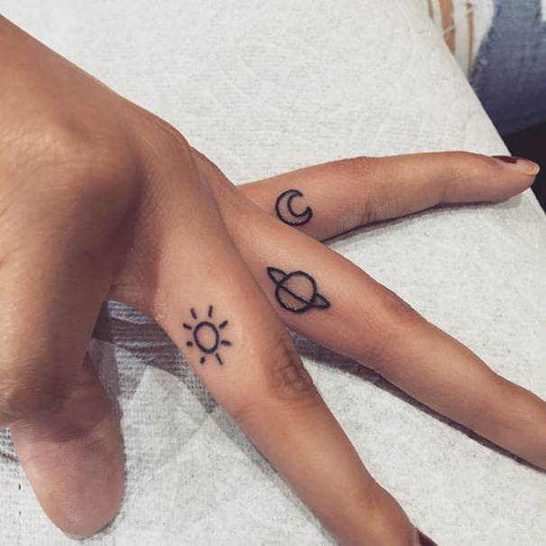 tatuagem de sol no dedo 