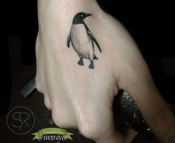 Desenho de pinguim pequeno tatuagem na mão 