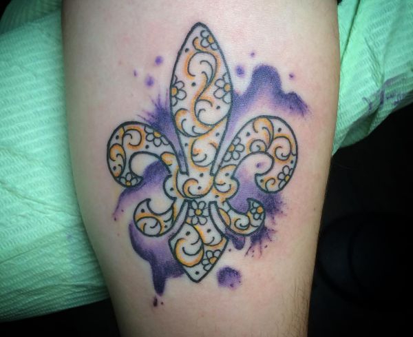 Tatuagem de aquarela flor de Lis no braço 