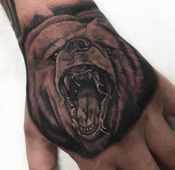 Urso-pardo tatuagem na mão 