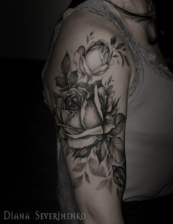 tatuagem preto e branco na manga 