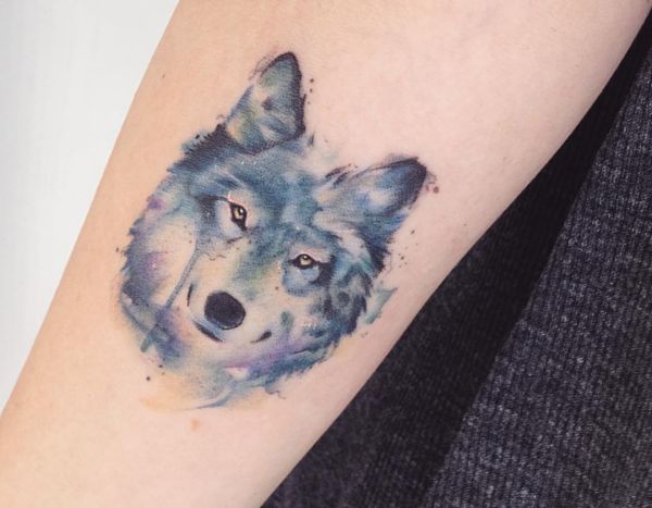 Tatuagem de cabeça de lobo no braço 
