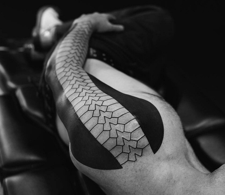 Formas geométricas de ombros tatuados 