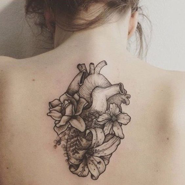 tatuagem de coração nas costas 