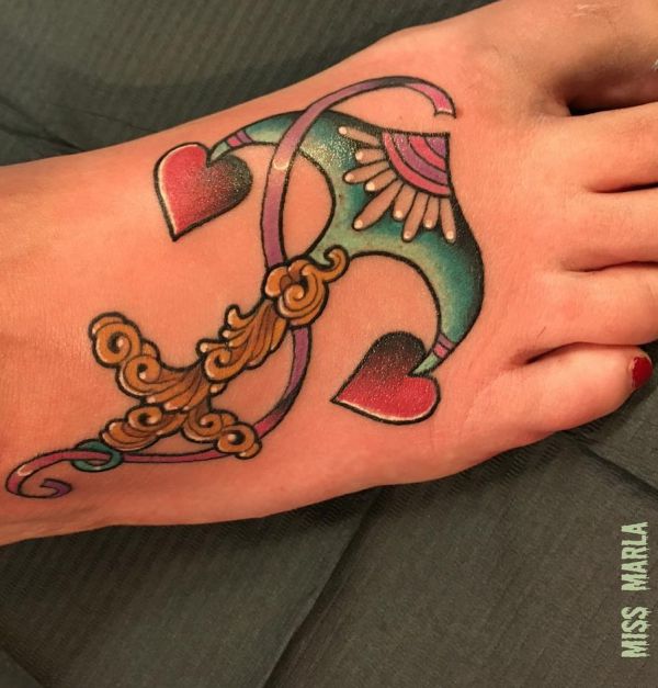 Tatuagem de âncora com design cruzado no pé 