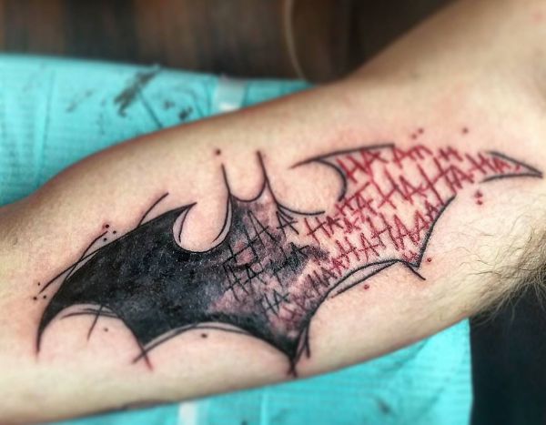 Tatuagem de morcego no braço 