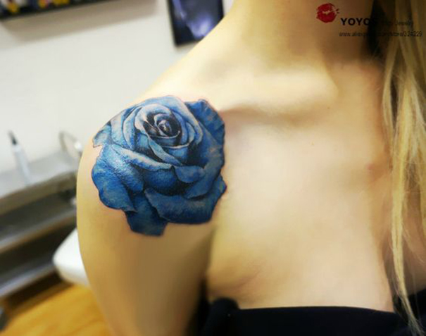 tatuagem de rosa azul no ombro 
