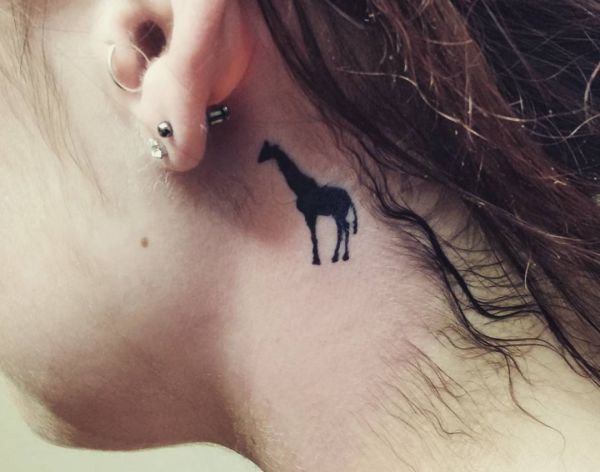 Tatuagem de girafa atrás da orelha 