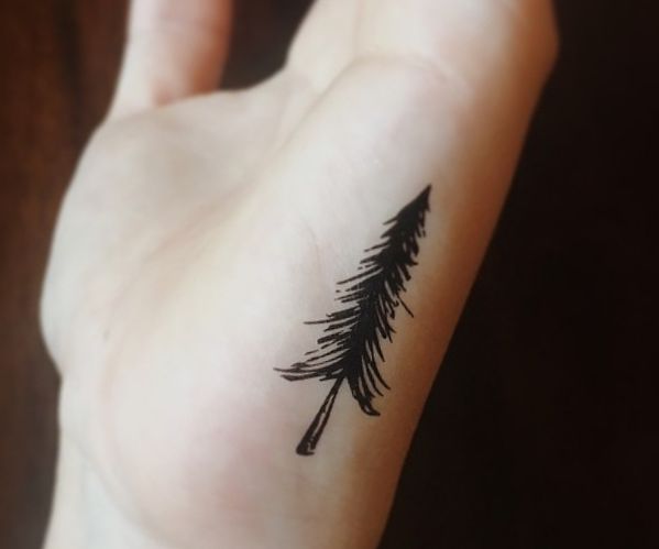 Tatuagem de pinheiro na mão 