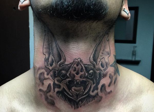 Tatuagem de morcego-vampiro no pescoço 