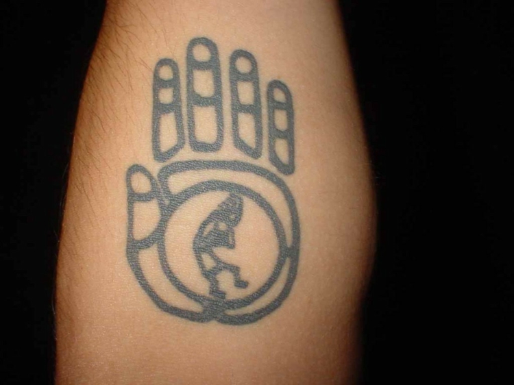 tatuagem de mão símbolo indiano 