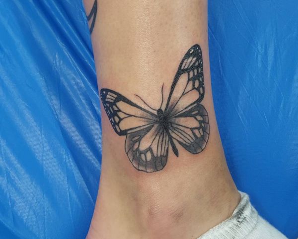 Design de borboleta de tatuagem no tornozelo 