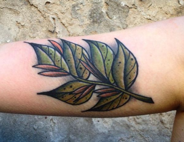 Projeto realístico do Tattoo das lâminas no verde do braço 